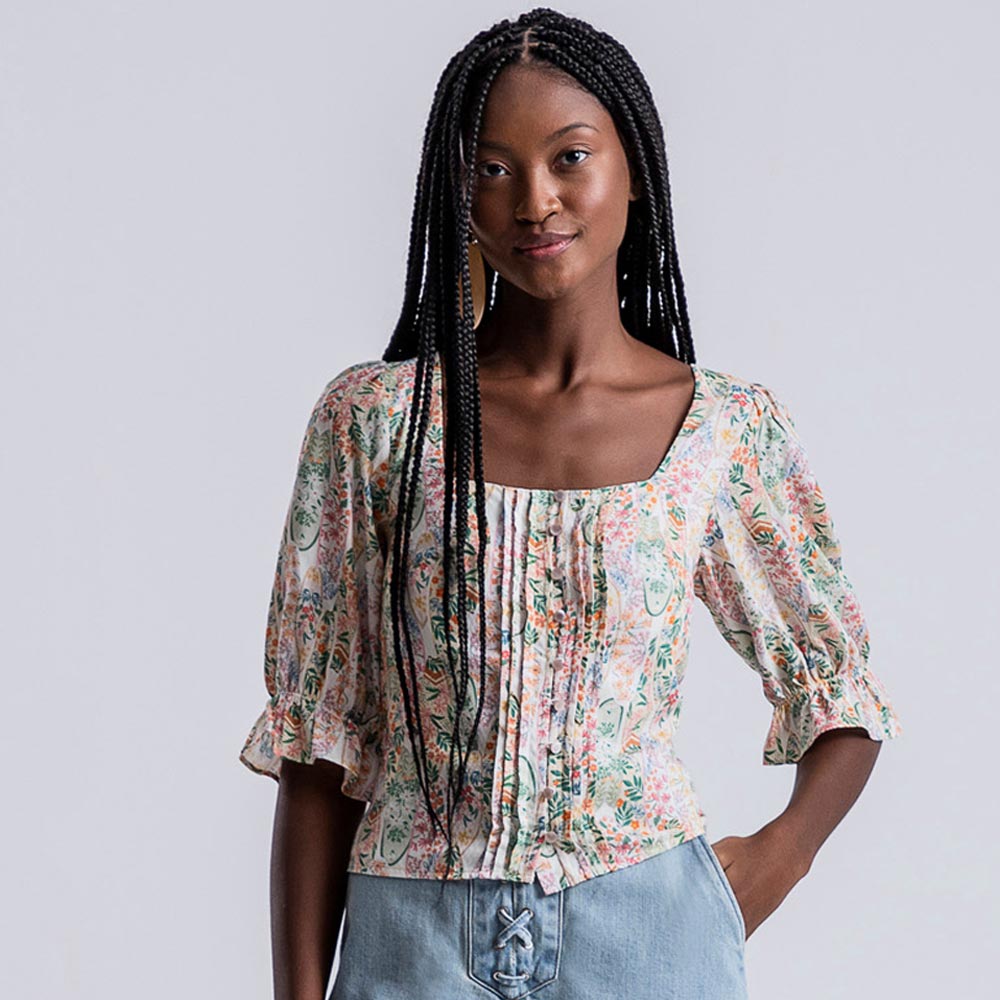 Blusa Cropped Manga Bufante Lez a Lez Estampado - Foto 1