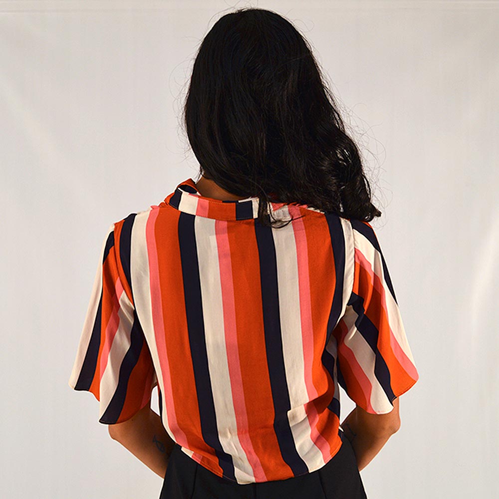 Camisa Cropped Estampada Com Manga Flare Lez a Lez  - Foto 2