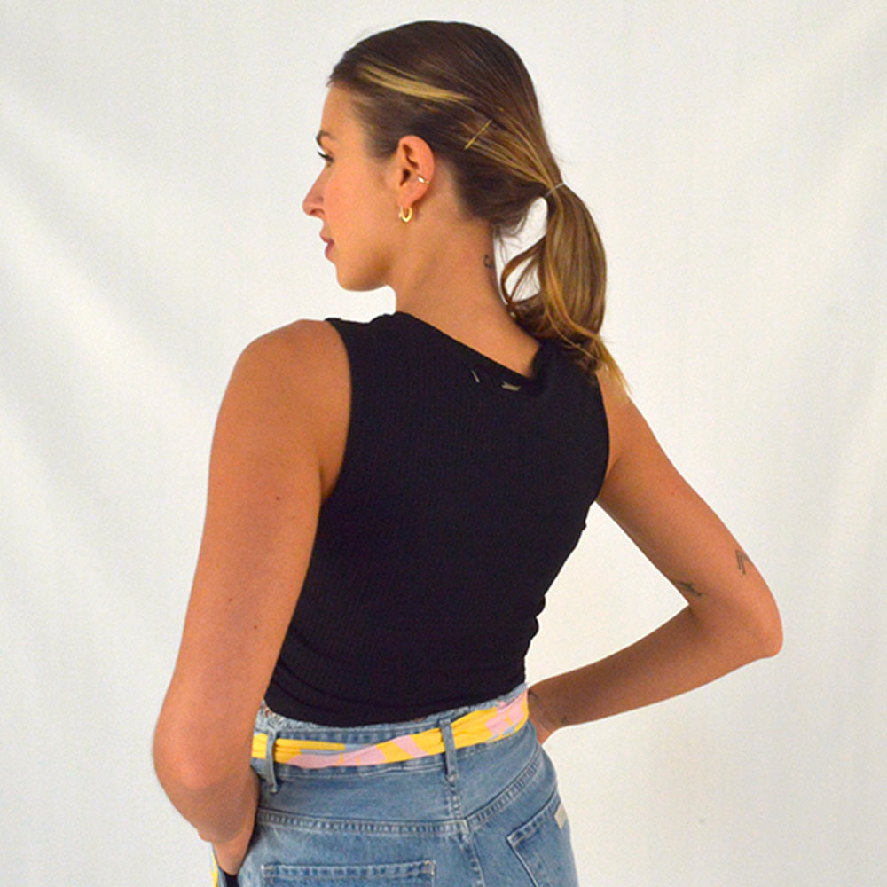 Top Cropped Canelado Cor Preto Flor de Lis  - Foto 3
