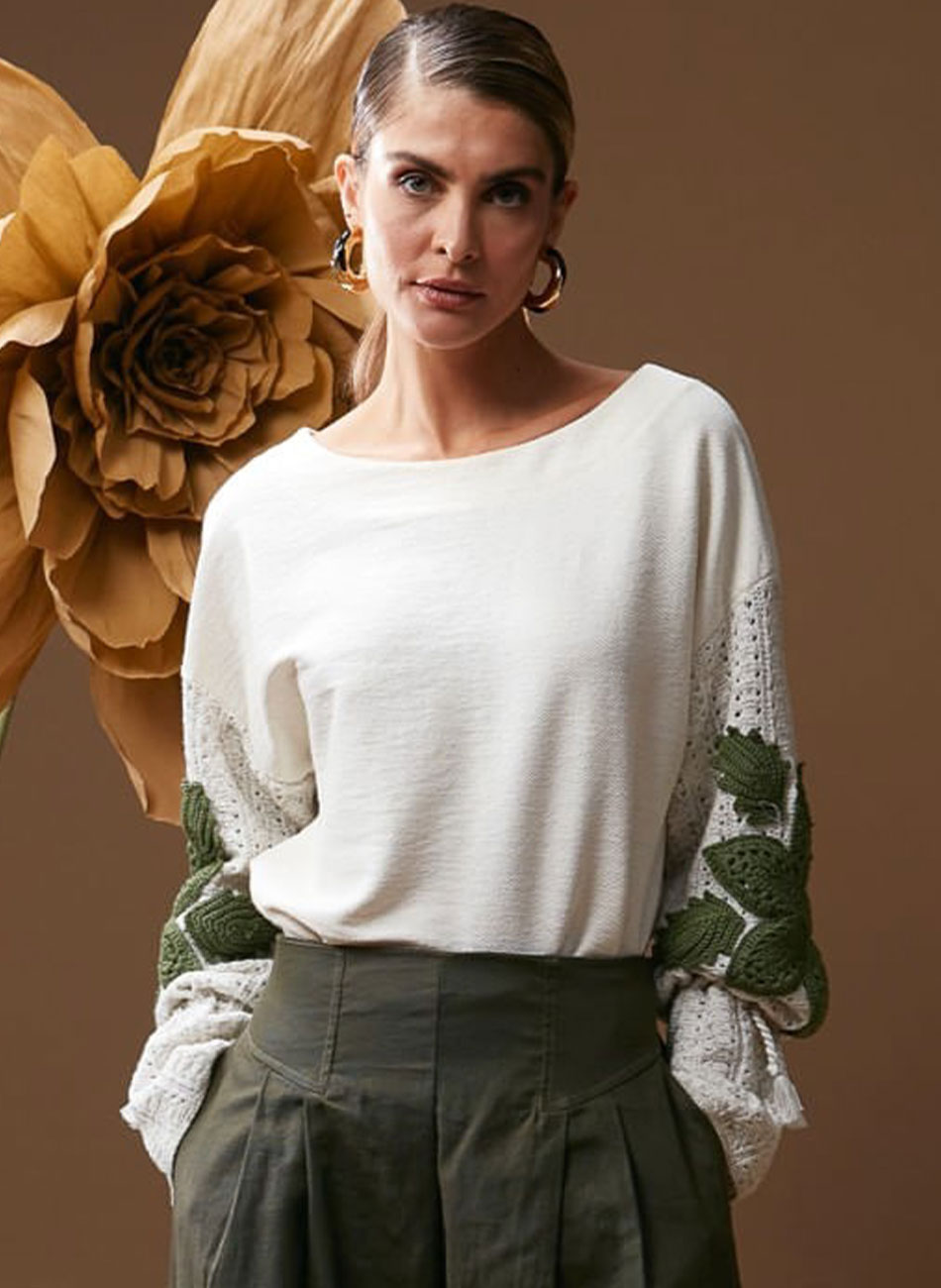 Blusa Moletinho Com Flores em Croch Haes - Foto 1
