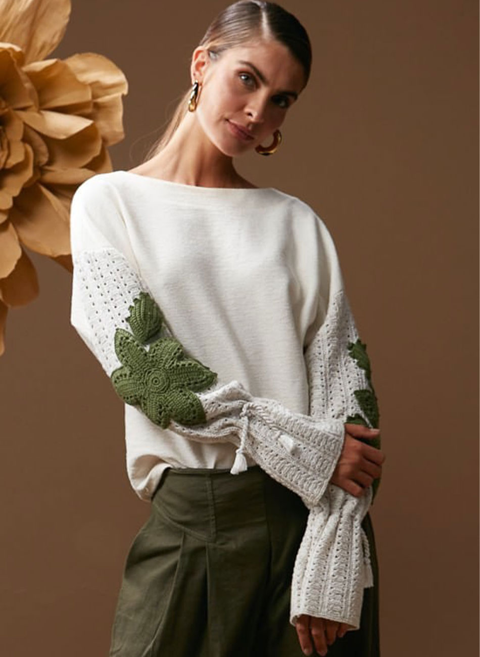 Blusa Moletinho Com Flores em Croch Haes - Foto 2