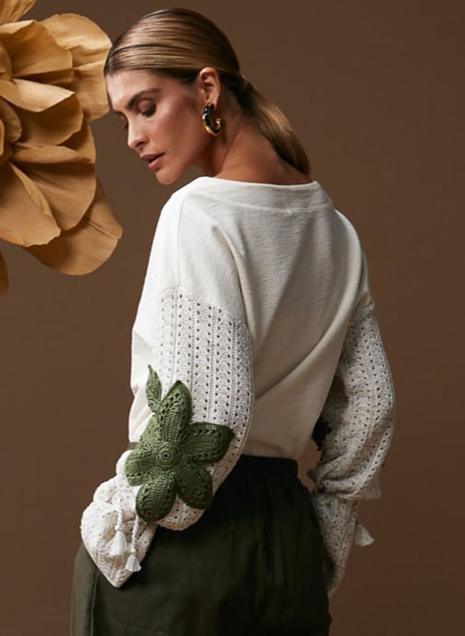 Blusa Moletinho Com Flores em Croch Haes - Foto 3