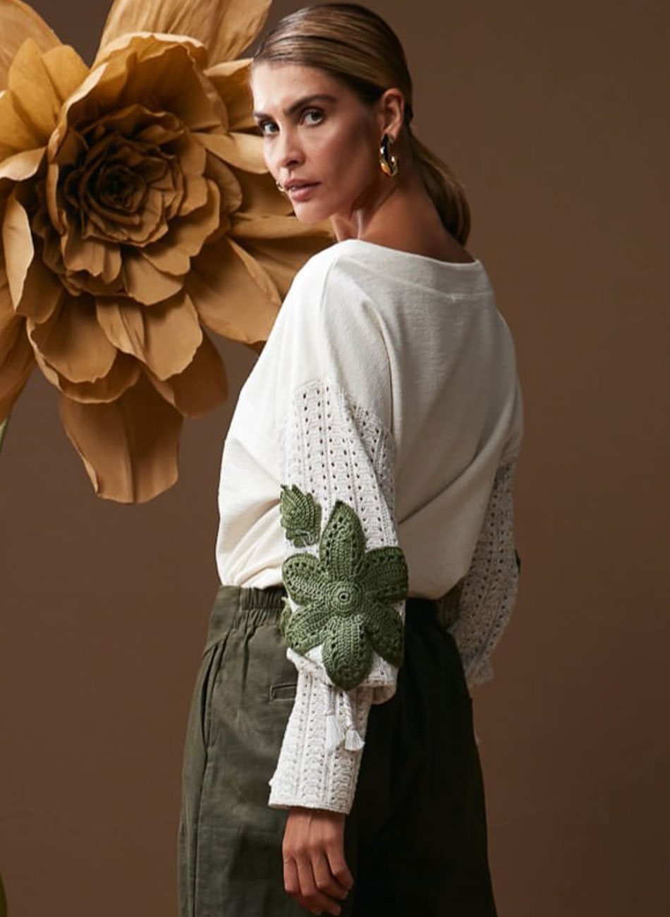 Blusa Moletinho Com Flores em Croch Haes - Foto 4
