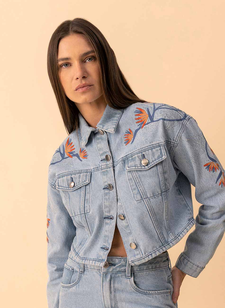 Jaqueta Cropped Jeans Com Bordados Lez a Lez - Foto 2