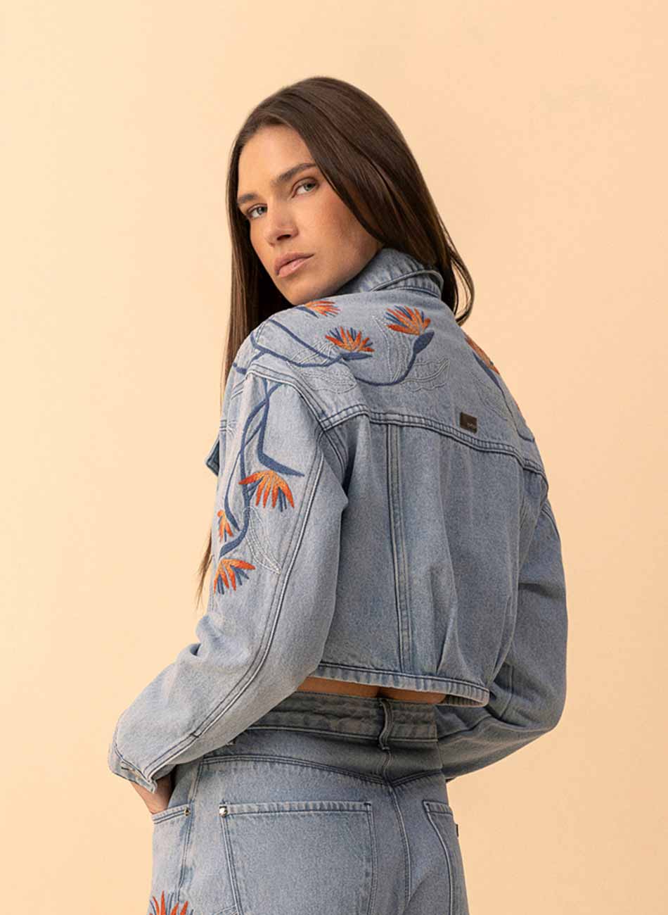 Jaqueta Cropped Jeans Com Bordados Lez a Lez - Foto 3