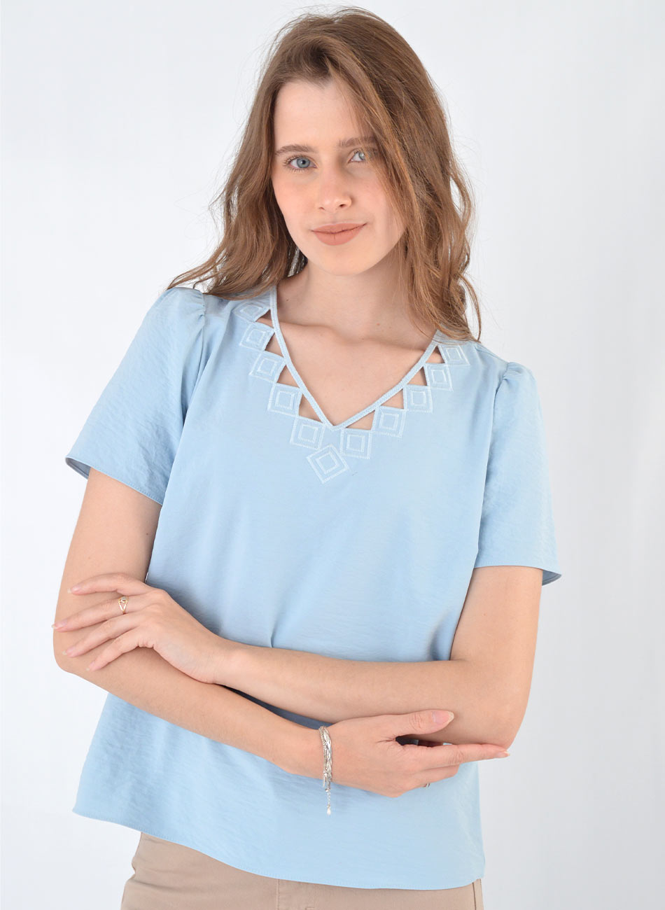 Blusa Azul Claro Detalhe Decote Mosaique - Foto 1