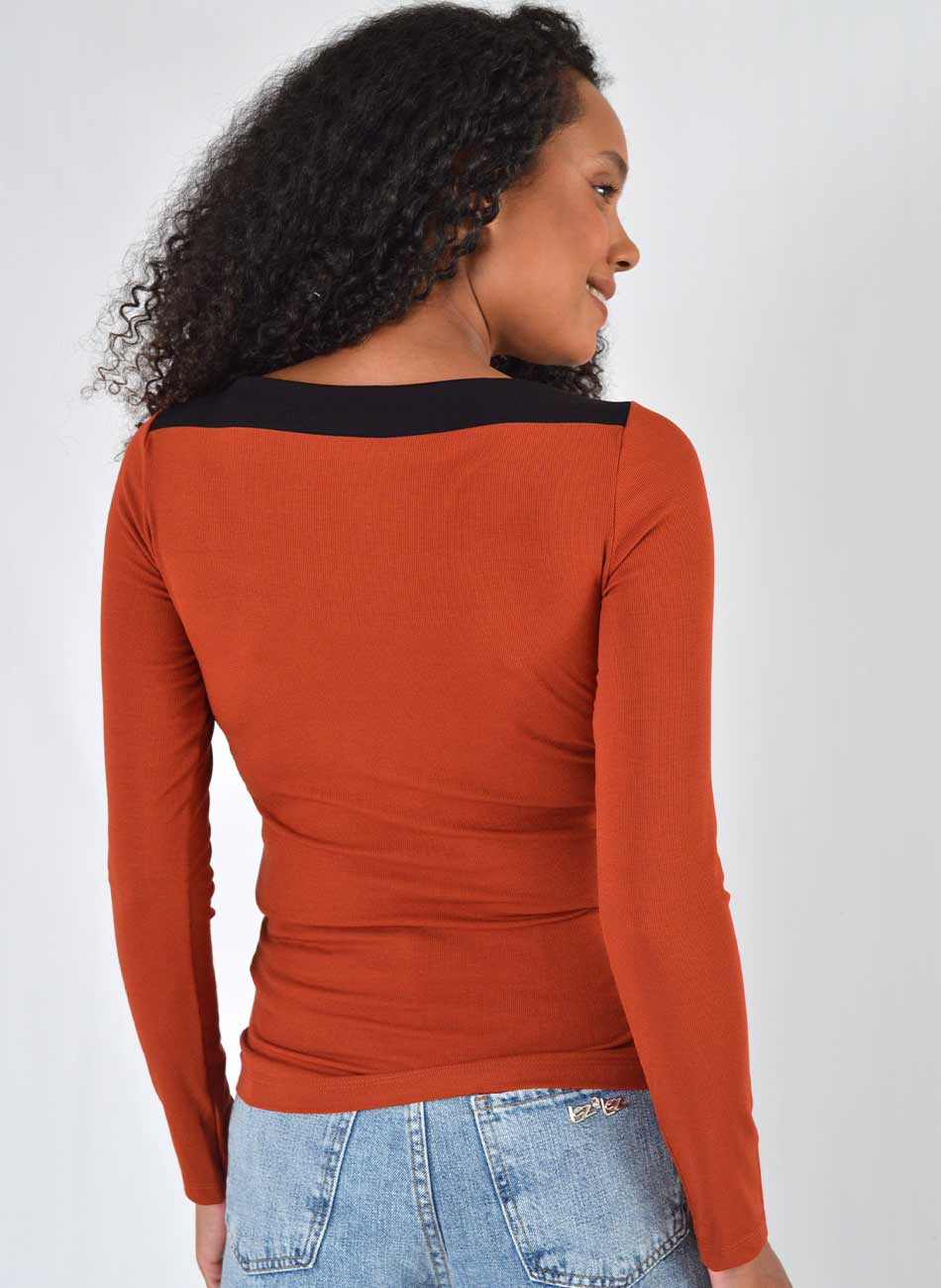 Blusa Bicolor Viscose Canelada Telha Gatos e Atos  - Foto 3
