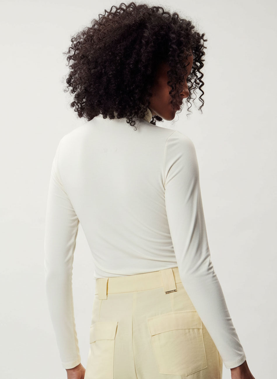 Blusa Justa Gola Alta Off White Flor de Lis - Foto 3