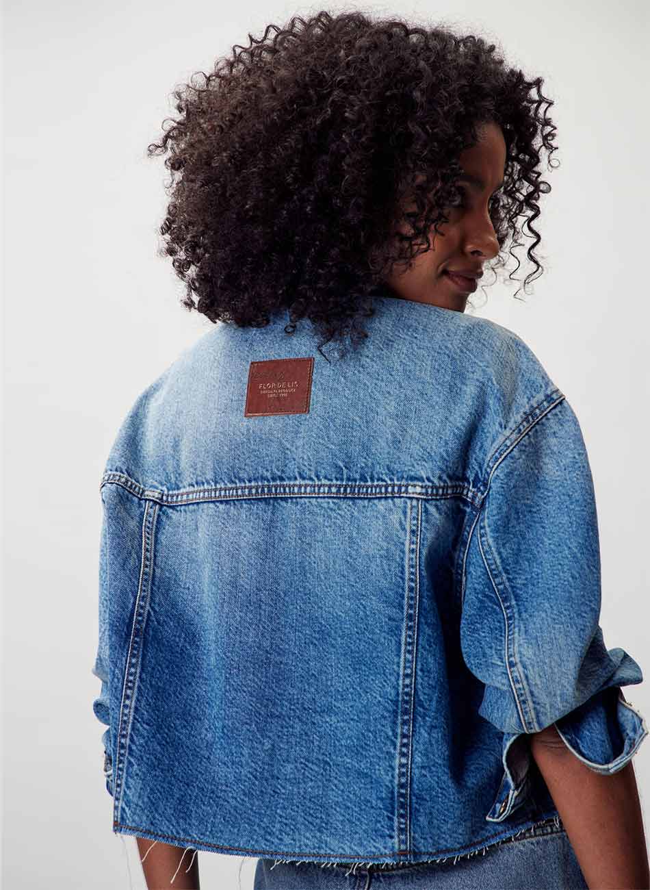 Jaqueta Jeans Trucker Bordada Flor de Lis - Foto 3