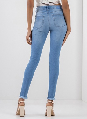 Cal�a Jeans Skinny Cropped com Barra Desfiada Lez a Lez  - Foto 2