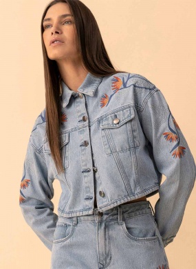 Jaqueta Cropped Jeans Com Bordados Lez a Lez - Foto 1