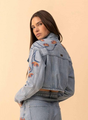 Jaqueta Cropped Jeans Com Bordados Lez a Lez - Foto 3