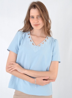 Blusa Azul Claro Detalhe Decote Mosaique - Foto 1