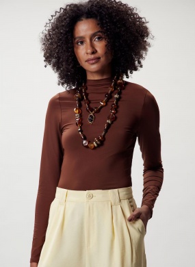 Blusa Justa Gola Alta Marrom Flor de Lis - Foto 1